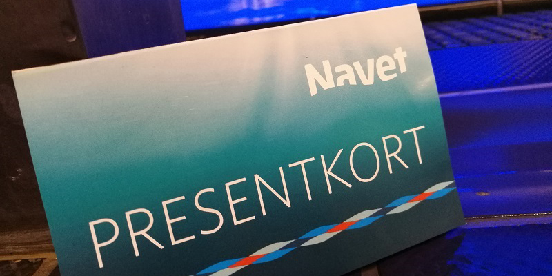 Presentkort vid bassäng.